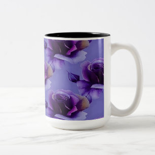 Purpurfärgad mugg för roblommönsterkaffe