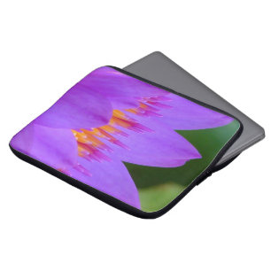 Purpurfärgad näckrosblommablommar laptop sleeve