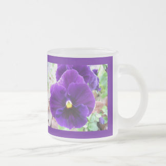 Purpurfärgad Pansy Frostad Glasmugg