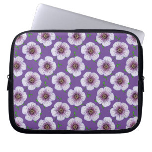 Purpurfärgad pelargon för blom- blått på någo laptop sleeve