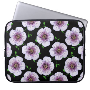Purpurfärgad pelargon för blom- blått på någo laptop sleeve