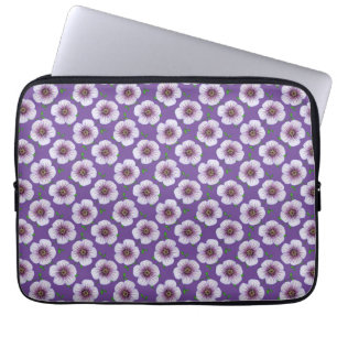 Purpurfärgad pelargon för blom- blått på någon laptop sleeve