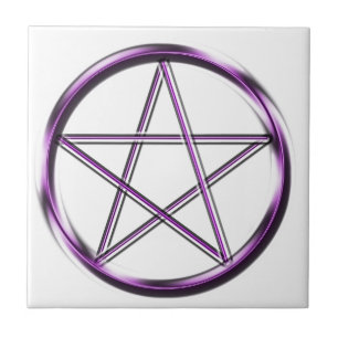 Purpurfärgad Pentagram på vit Kakelplatta