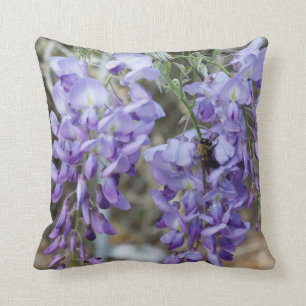 Purpurfärgad Wisteriablomma med bifotoet Kudde