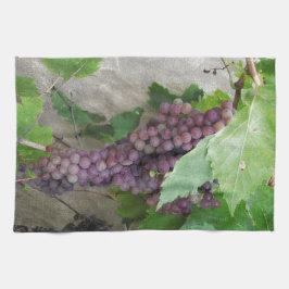 Purpurfärgade druvor på vinen kökshandduk