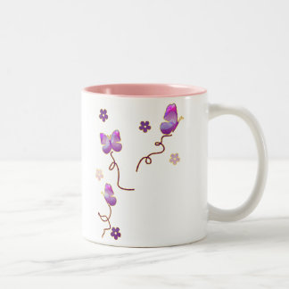 Purpurfärgade fjärilar och blommor Två-Tonad mugg