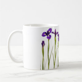 Purpurfärgade irises som isoleras på en kaffemugg