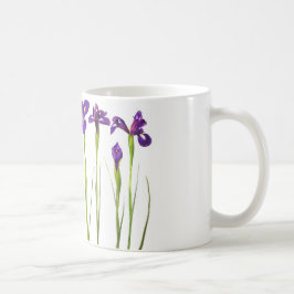 Purpurfärgade irises som isoleras på en kaffemugg