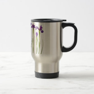Purpurfärgade irises som isoleras på en resemugg