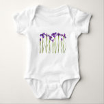 Purpurfärgade irises som isoleras på en t shirt<br><div class="desc">Purpurfärgade irises som isoleras på en vitbakgrund.  Nyckelord: iris irises,  blomma,  blommor,  lilor,  grönt,  växt,  vår.</div>