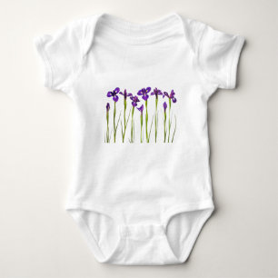 Purpurfärgade irises som isoleras på en t shirt