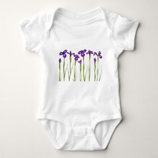 Purpurfärgade irises som isoleras på en t shirt