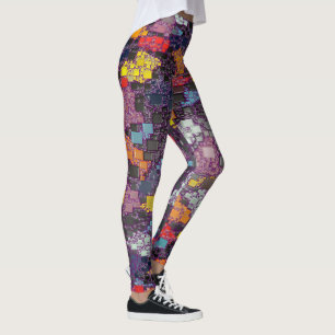 Purpurfärgat geometriskt skisserar över färgrik leggings