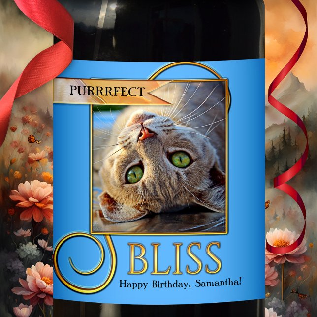 Purrfect Bliss Funny Cat Vin-etikett Vinflaska Etikett (A pretty funny cat wine label featuring your own photo framed by bright blue and gold design)