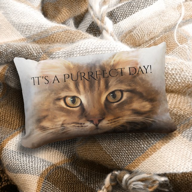Purrfect Tabby Maine Coon Cat Pillow Lumbarkudde (A lovely pillow featuring a painting of a tabby Maine Coon cat and your custom text)