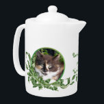Purrrfect Tea Cute Calico Kitten<br><div class="desc">Kattlover kommer att glädja sig i denna tekanna med söta, kattunge som snuggas i en jadefabrik. Hennes unika grönt ögon är oemotståndlig. Purrrfect Tea for You and Me-text ingår. Text kan vara personlig i den angivna mallen. Du kan också njuta av att matcha muggar och te burk samt de många...</div>