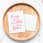 Push Script Little but Fierce William Shakespeare Vykort<br><div class="desc">Snyggt rosa-penselskript med citatet "Även om hon är liten är hon hård" från A Midsommar Nattes Dream av William Shakespeare mot en vit bakgrund. *Observera att Zazzle Watermark som visas i zoomförhandsvisningen INTE visas på den färdiga tryckta produkten. © Rosewood and Citrus</div>
