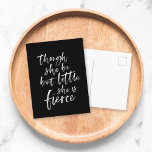 Push Script Little but Fierce William Shakespeare Vykort<br><div class="desc">Snyggtens vita penselskript med citatet "Även om hon är liten,  men hon är hård" från A Midsommaren Nattes Dream av William Shakespeare mot en svart bakgrund. *Observera att Zazzle Watermark som visas i zoomförhandsvisningen INTE visas på den färdiga tryckta produkten. © Rosewood and Citrus</div>