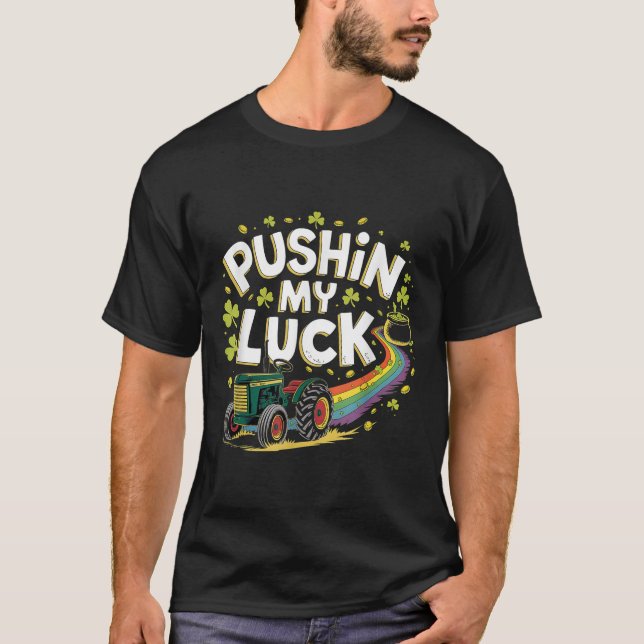 Pushin My Tur Tractor Klöver St patricks day Rolig T Shirt (Framsida)