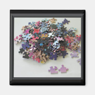 Pussel i många, färglöst puzzel i biet magnet