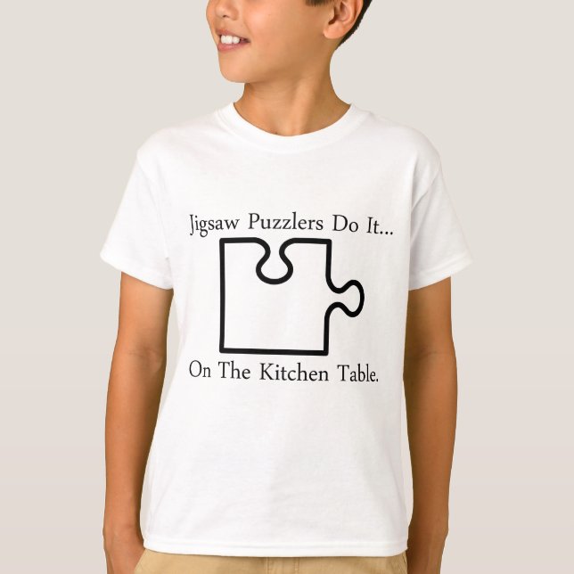 Pusselentusiaster Gör Det... Vid Kökets Bord T-shirt (Framsida)