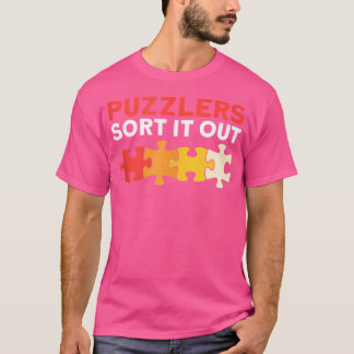 Pusslare sorterar ut det från Jigszawa Puzzle T Shirt