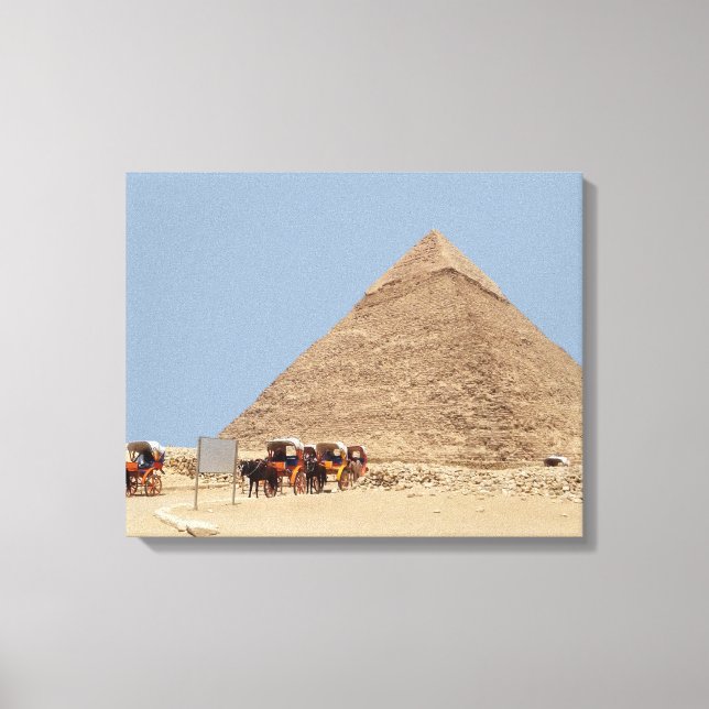 Pyramid av Khafre och en sträng av karioter Canvastryck (Framsida)