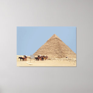 Pyramid av Khafre och en sträng av karioter Canvastryck
