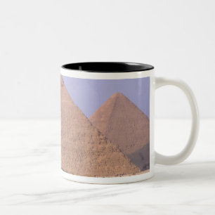 Pyramid av Menkaure Mycerinus), Pyramid av Två-Tonad Mugg