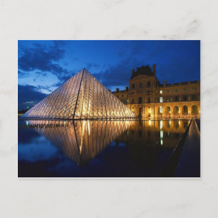 Pyramid i Louvre Museum i Natten, Paris, Frankrike Vykort
