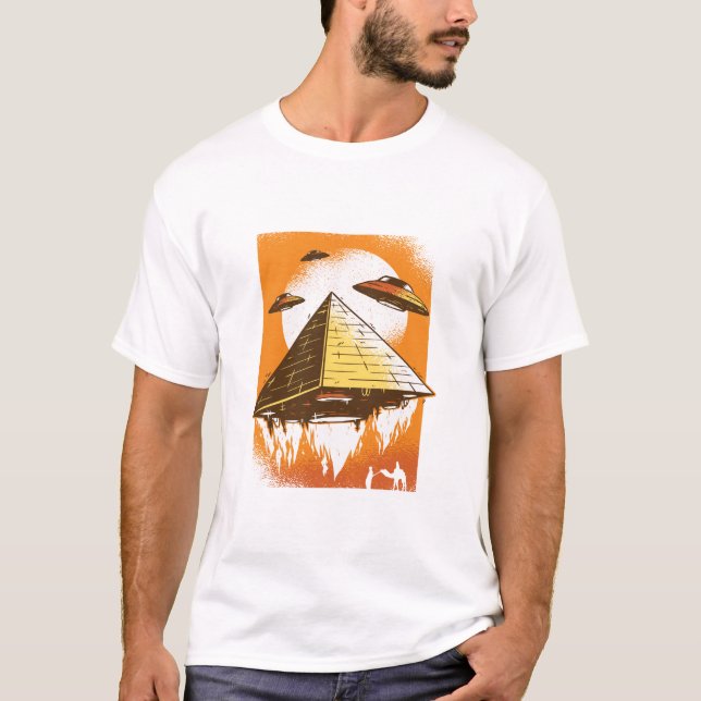 Pyramid UFO:er i öknen T Shirt (Framsida)