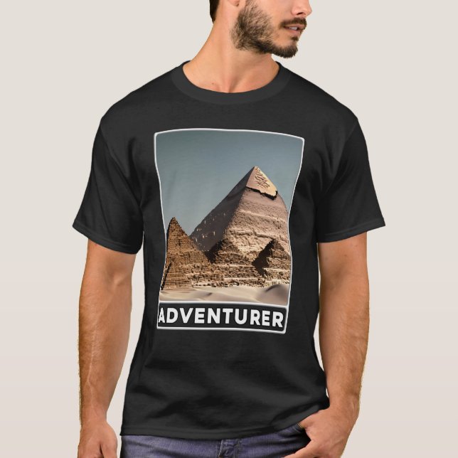 Pyramids of Giza Cairo Egypt Adventurer T Shirt (Framsida)