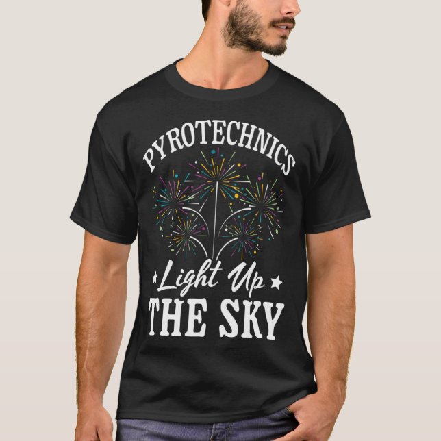 Pyrotechnician Lights Up The Sky Fireworks Pyro Te T Shirt (Framsida)