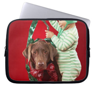 Pys som dekorerar en hund laptop fodral