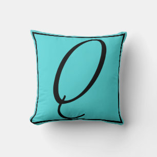 Q INITIAL PILLOW - Brev Q on Aqua Background Kudde