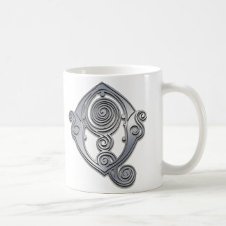 Q Roman Spiral Monogram Mugg