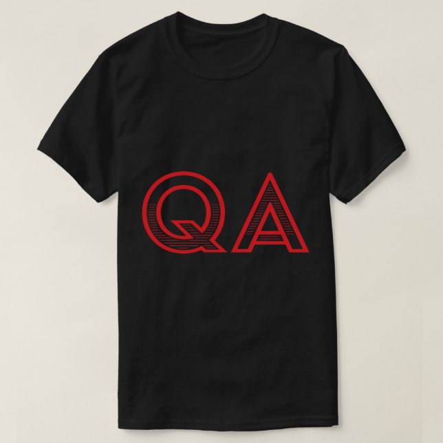 QA - Kvalitetssäkring (röd text) T Shirt (Design framsida)