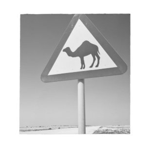 Qatar, Al Zubarah. Kamel Korsning Skylt-Väg till Anteckningsblock