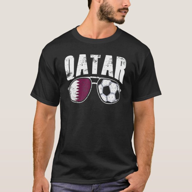 Qatar Flagg Fotboll Solglasögon Qataris Supporter  T Shirt (Framsida)