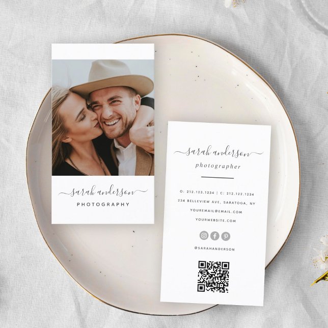 QR CODE för skriptmodern typografi, fotoskrivare Visitkort (Two business cards on a white plate. The left card features a photo of a couple smiling warmly, )