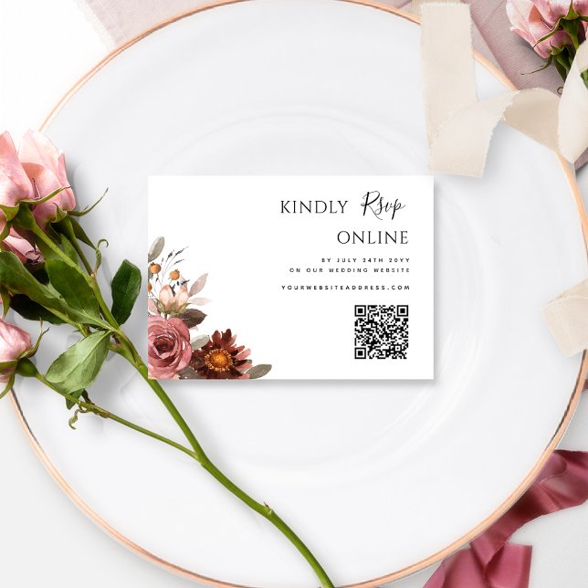 QR Code Wedding RSVP Online Burgundy Blush Floral Tilläggskort (Skapare uppladdad)