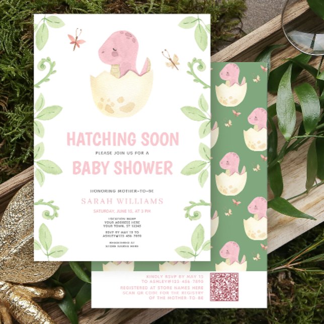 QR Cute Dinosaur Hatching Soon Rosa Baby Shower Inbjudningar (Get ready for a Jurassic celebration with our adorable dinosaur baby shower invitations! 🦕)