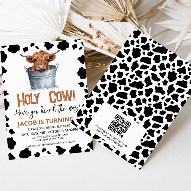 QR Highland Cow in Bucket Cow Skriv ut första föde Inbjudningar (Highland cow holy cow first birthday invitation with black and white cow print and QR code.)
