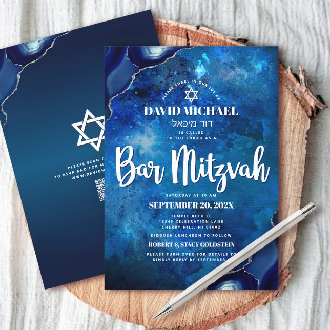 QR-kod Bar Mitzvah Blå Galaxy Agat Script Fetstil Inbjudningar (Skapare uppladdad)
