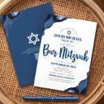 QR-kod Bar Mitzvah Marinblå Agat Skript Modern Inbjudningar<br><div class="desc">Var stolt, gläd dig och visa upp denna milstolpe för din favorit Bar Mitzvah! Skicka ut denna coola, unika, moderna, personliga QR-kod inbjudan till ett evenemang att minnas. Marinblå script typografi och Davidsstjärna överlagrar en enkel, vit bakgrund med stålblå agataccent med falska silverådror. På baksidan överlagrar en vit Davidsstjärna och...</div>