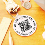 QR-kod | Black Business Modern Budget Round Nyckelring<br><div class="desc">En enkel,  vit QR-kodmall i anpassningsbarna i ett modernt,  minimalistiskt stil som lätt kan uppdateras med din QR-kod,  namn eller webbplats och anpassningsbar,  t.ex. skanna mig till..</div>