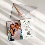 QR-kod | Enkel och modern fotospara datum<br><div class="desc">Dessa enkla och elegant,  svarta och vita bröllop spara datum-magnetiska kort har modern handskriven skripttypografi tillsammans med ditt favoritfoto och en QR-kod som leder till webbplatsen för bröllop.</div>