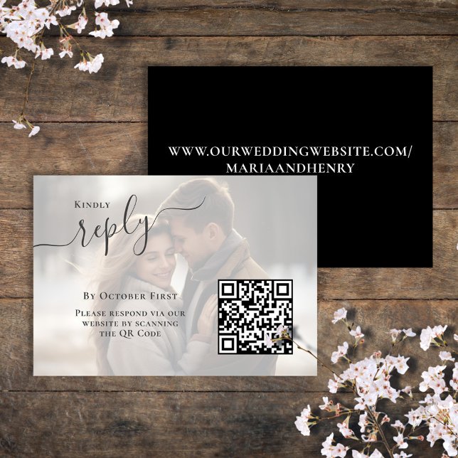 Qr-kod för elegant Photo Bröllop OSA (Black and white photo reply card with elegant calligraphy script. )