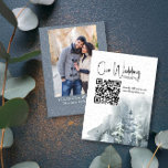 QR-kod för snö Forest Winter-bröllopswebbplats Tilläggskort<br><div class="desc">Kort för webbadresshölje för vinter-bröllop med anpassningsbar QR-kod och ditt foto. Konstruktionen har en vinter-skog med vattenfärg och delikat löv i en färg-palett med dammblått, skifferblått, blått grått och vitt. Det är personlig i modern handskriven text och klassisk elegant. Perfekt för vintersäsong, helgdag eller bröllop under jul. Bläddra i min...</div>