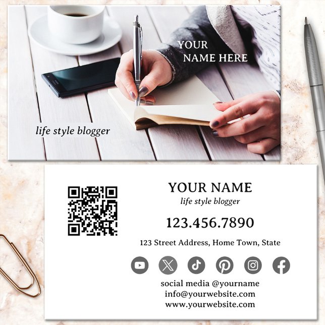 QR-kod för sociala medier bloggare visitkort (Retro design business card featuring a woman writing - author or blogger - QR code - social media)